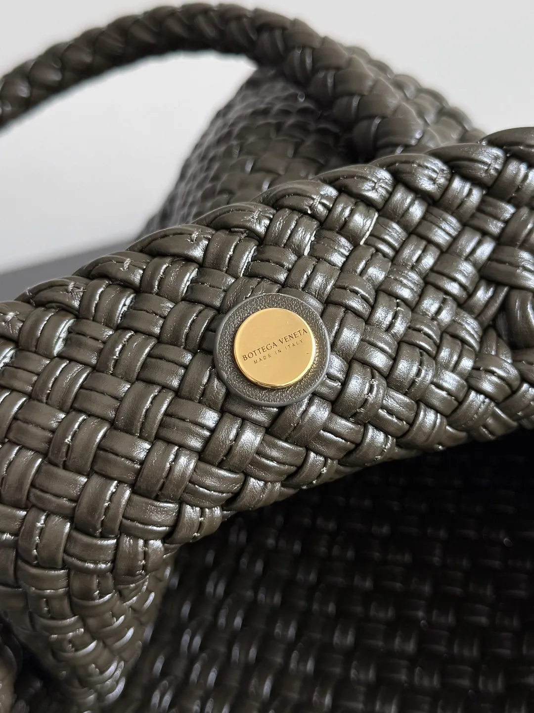 Batch 5760 BV collectible small woven handbags are really YYDS!! Bottega Veneta’s most classic small woven handbags are back! ! Colorful macaron color combination, super heavy craftsmanship. We use the highest quality leather with the highest craftsmanship❤️ to create the most precious works. We created the original Intrecciato leather weaving process❤️ This unique traditional exclusive leather weaving method has not only become our logo, but also reflects the time-consuming and labor-intensive craftsmanship of our products❤️ The new TOSCA handbag It must be a selection worth collecting🆕⚠️⚠️Baby, malachite, pearl, spotted stone can be sold individually and can be assembled by yourself. Style number: 716974 Size: 27*9*18cm